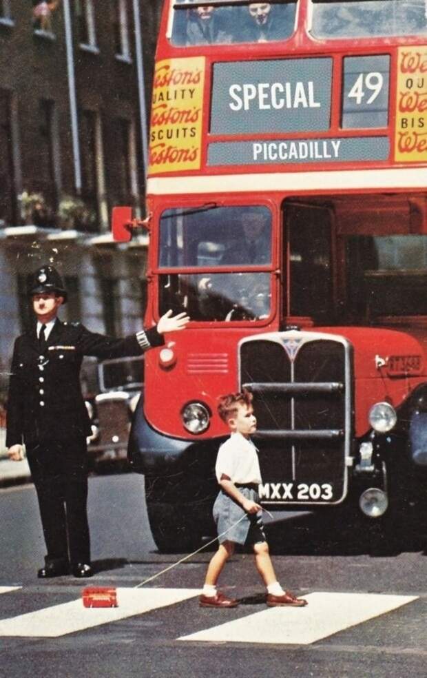 Мальчик переходит улицу, везя на веревочке игрушечный двухэтажный автобус (Лондон, 1960-е гг.) подборка фото, хорошие фото, эмоции