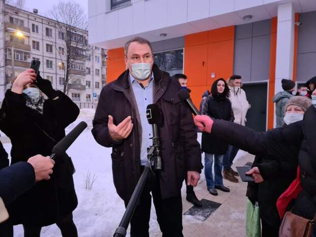 Петр Толстой во время встречи с новоселами/Ярослав Чингаев, газета «Юго-Восточный курьер»