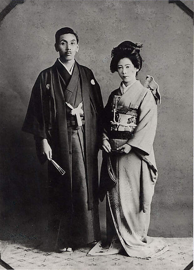 Японскую жену перед мужем. Кимоно 19 века Япония. Япония кимоно 19 век. Кимоно традиционное женское 19 век. Кимоно Япония 18 век.