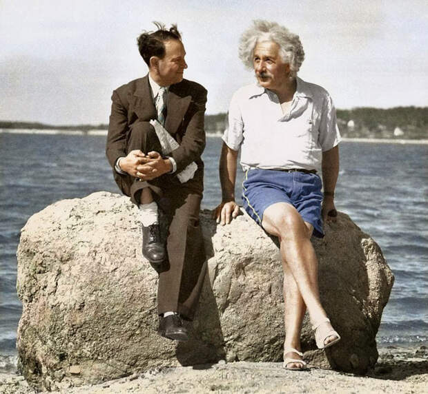 7. Альберт Эйнштейн на пляже, 1939 год история, раскрашено, фотографии