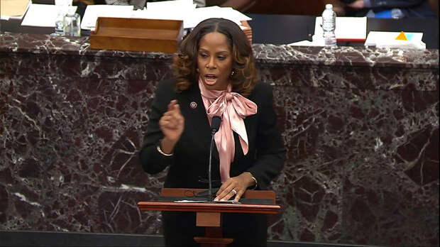 Daily Mail: «Его нужно пристрелить» — представительница демократов допустила оговорку по Фрейду, критикуя Трампа