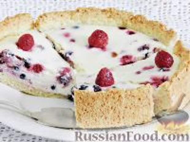 Фото к рецепту: Песочный пирог с творогом и ягодами