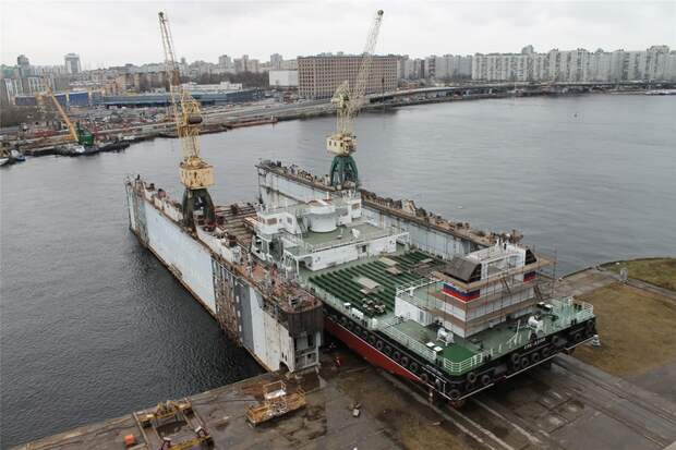 Спущен на воду десятый плавкран для ВМФ России