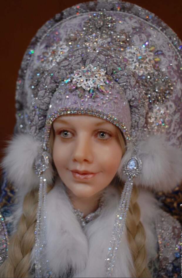 Потрясающим талантом обладает Алена Абрамова - она создает невероятно реалистичных кукол. Кукол с душой. Они словно живые, настолько четко продуманы и воплощены все детали задуманного образа.-3-14
