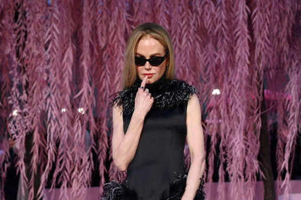 Актриса Николь Кидман в платье с перьями посетила показ в Париже