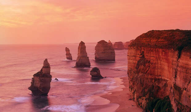 12 апостолов Австралия Great Ocean Road получил неофициальное название «12 апостолов» благодаря высоким известняковым стекам, довлеющим над всем побережьем. Вид отсюда открывается просто ошеломляющий.