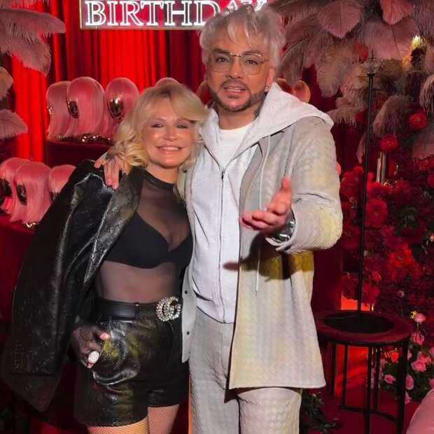 Жена владельца российских похоронных бюро в откровенном виде пришла на вечеринку Чеботиной