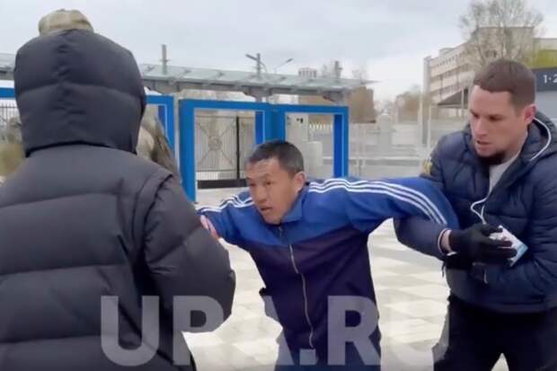 Российский губернатор пообещал помощь прорывавшемуся к нему на митинге мужчине