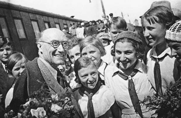 Андре Жид о стахановцах, хлыст в Белом доме и экономия красных директоров