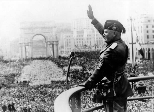Бенито Муссолини приветствует итальянцев, 1922 год / Источник: reddit.com Бенито Муссолини приветствует итальянцев, 1922 год / Источник: reddit.com