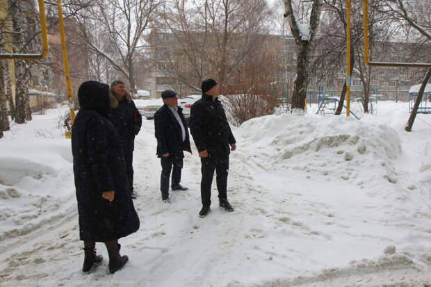 Замглавы мэрии Ясинский проконтролировал ликвидацию сосулек на зданиях в центре Рязани