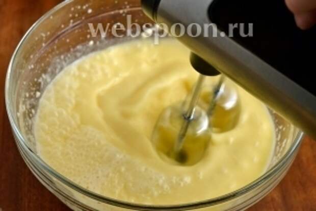 Масло распускаем в микроволновке, вливаем в жидкую массу, взбиваем и вмешиваем соду, погашенную лимонным соком.