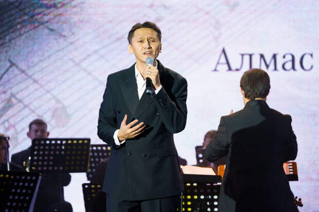 Камал театрында җырчы Алмас Хөсәеновның «Туеп булмый яратып» концерты була