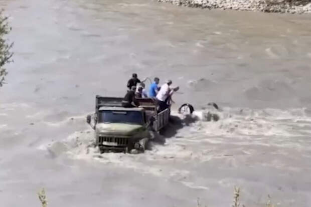 В Дагестане водитель не выжил после падения на автомобиле в реку