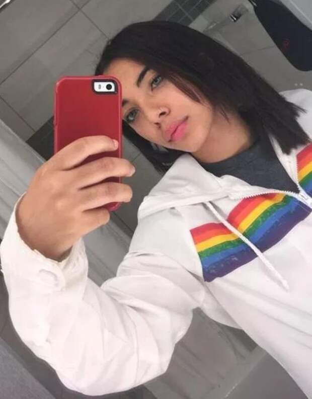 18-летняя школьница не стесняется, что снимается в фильмах для взрослых