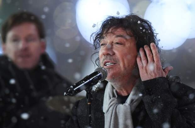 Директор Кузьмина опроверг сообщения о плохом самочувствии певца