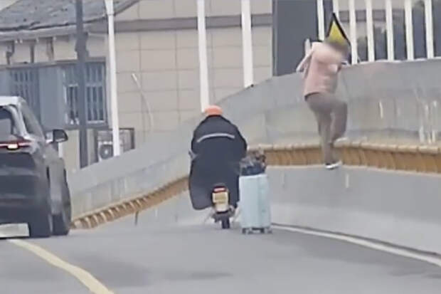 Водитель остановил собиравшуюся прыгнуть с моста женщину