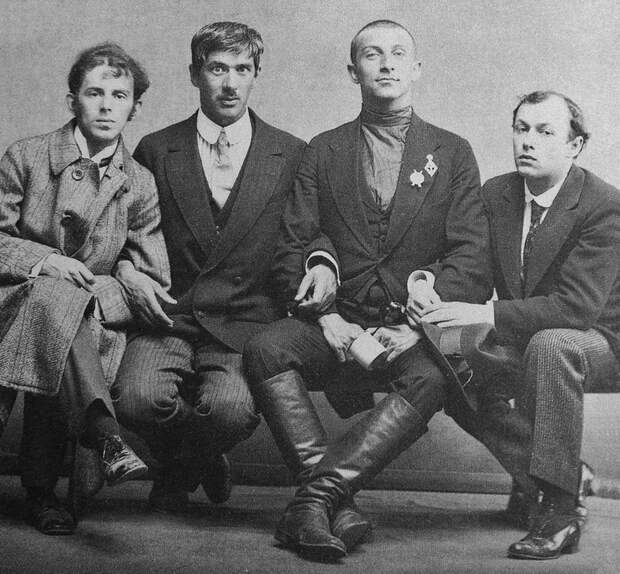 27 Мандельштам, Чуковский, Бенедикт Лившиц и Юрий Анненков, случайное фото во время мобилизации на фронт 1914 г (700x648, 310Kb)