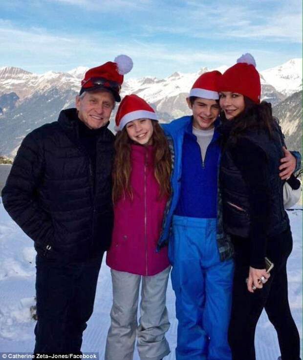 24519CA800000578-2890482-A_snowy_retreat_Catherine_Zeta_Jones_jetted_off_to_the_French_Al-a-2_1419886796473