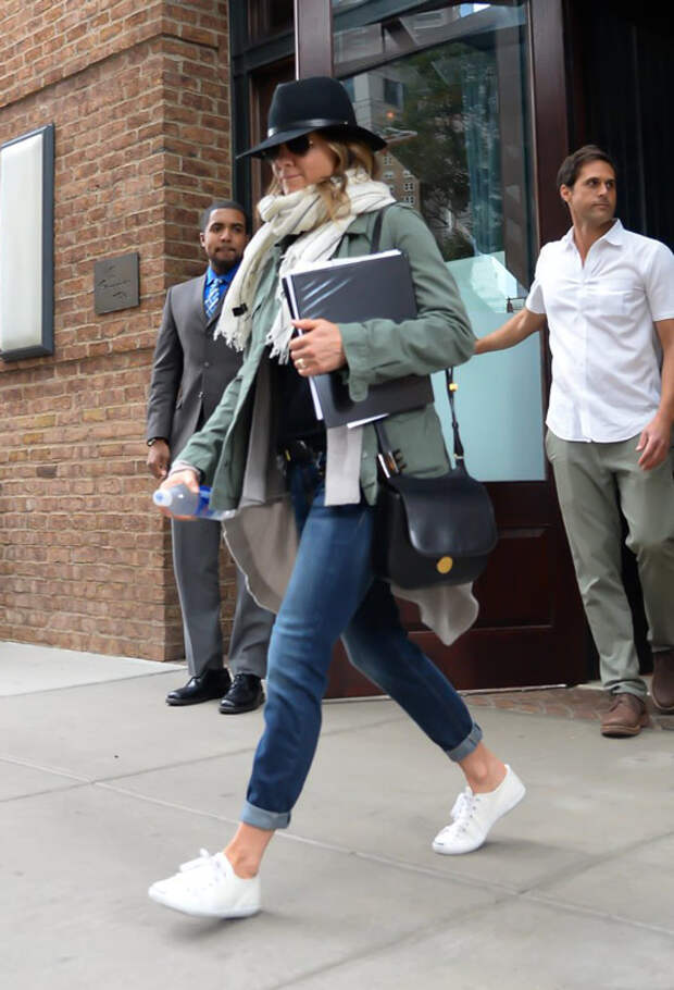 Дженнифер Энистон в серой куртке, джины и белые кеды