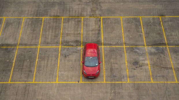 Россиянам объяснили, что грозит впускающему во двор посторонних для парковки