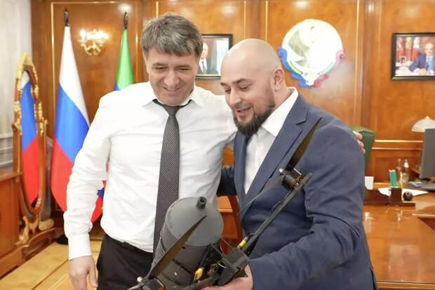 Мэр Махачкалы Салавов получил в подарок сбитый в зоне СВО беспилотник