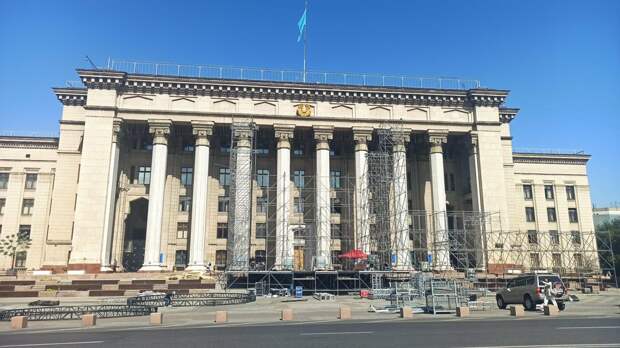 Туалеты у памятника и 94 тысячи уничтоженных цветов. Фестиваль бескультурья прошёл в Алматы