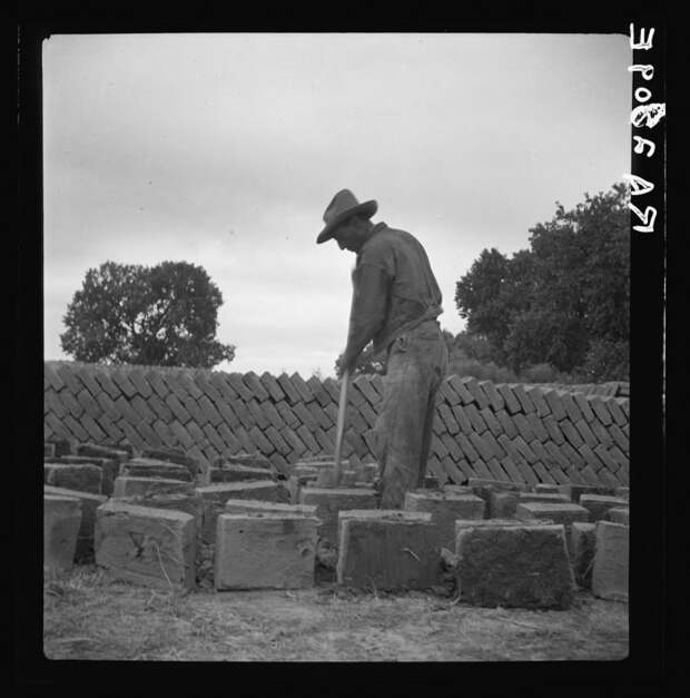 Ферма Боске (19 миль к югу от города Альбукерке). Мужчина готовит саманные блоки, которые использовались для строительства домов и школ. 30-е годы, америка, великая депрессия, исторические кадры, история, редкие фото, сша, фото