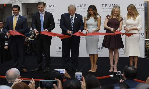 Дональд Трамп, его жена Мелания и четверо их детей. Фото: Evan Golub/ Zuma/ Global Look