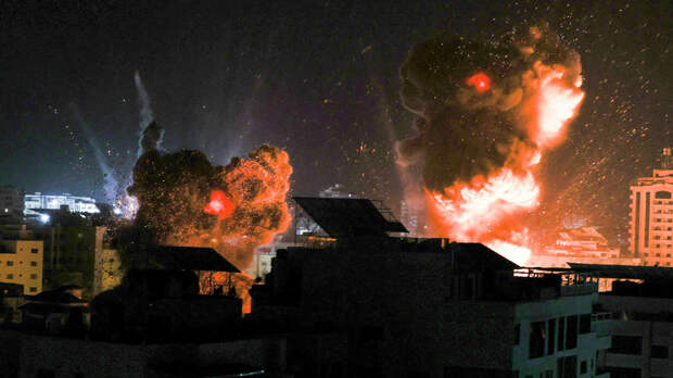 Взрывы в ночном небе над городом газа Газа, после израильского авиаудара - РИА Новости, 1920, 18.05.2021