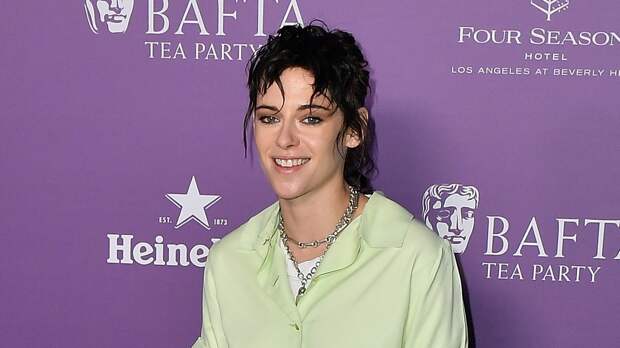 Актриса Кристен Стюарт снялась в сетчатой прозрачной юбке