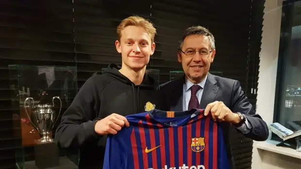 «Барселона» объявила о трансфере 21-летнего футболиста «Аякса»