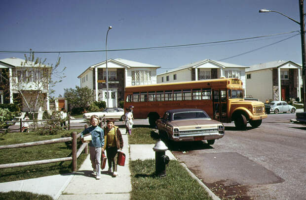 Школьники и школьный автобус на Стейтен-Айленде в мае 1973 года