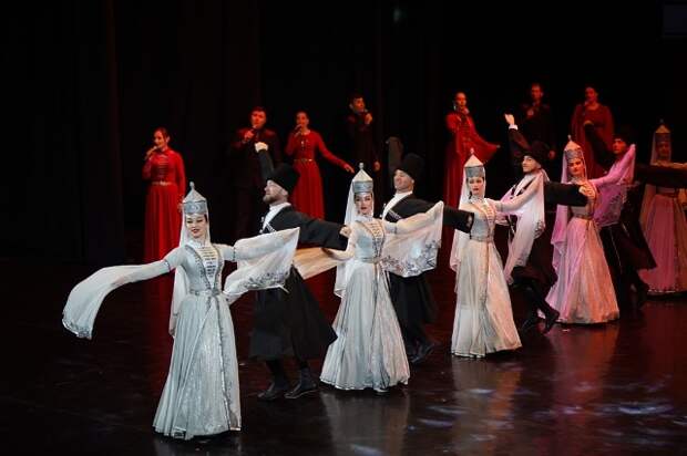 Для школьников Майкопа состоялся концерт "Сила песни - энергия танца"