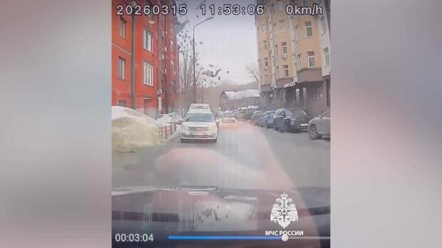 Водитель машины чудом спасся при обрушении части крыши дома в Казани