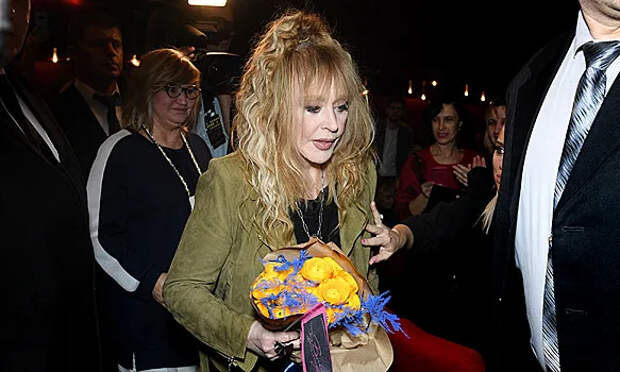 Пугачёва появилась на фото с тростью и скрюченными руками