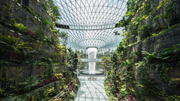 Уникальное сооружение Jewel Changi Airport в известном аэропорту