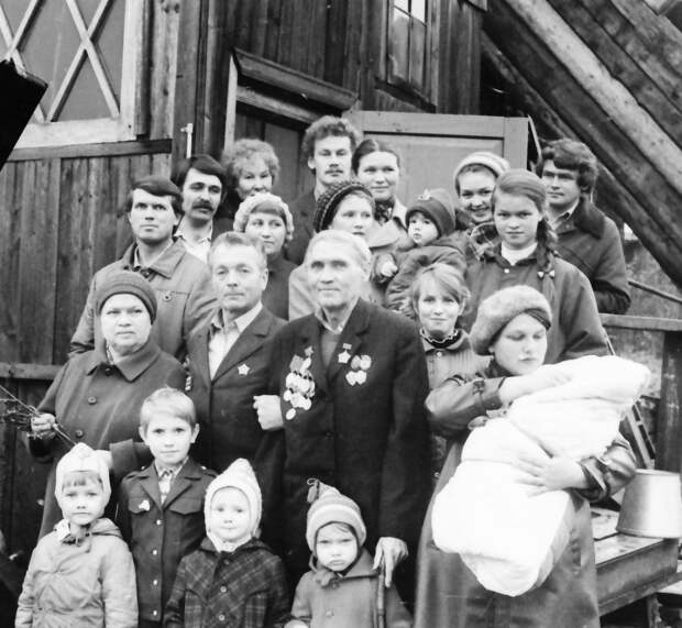 Через 40. За победу большая семья. Картинки дружной семьи после войны. Дети перед войной Петрозаводск фото.