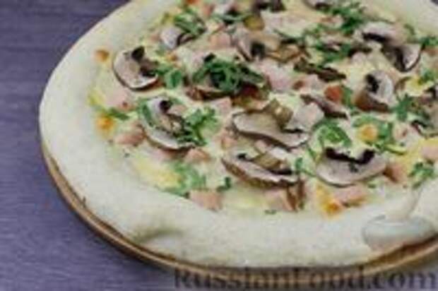 Фото к рецепту: Пицца с грибами, копчёной куриной грудкой и белым соусом