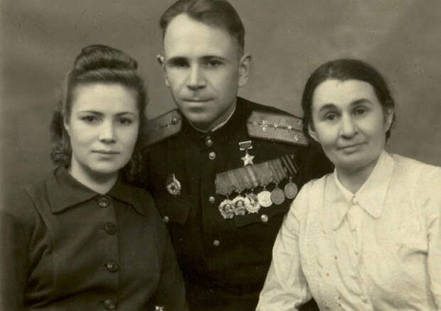 Борис Ковзан с женой и матерью