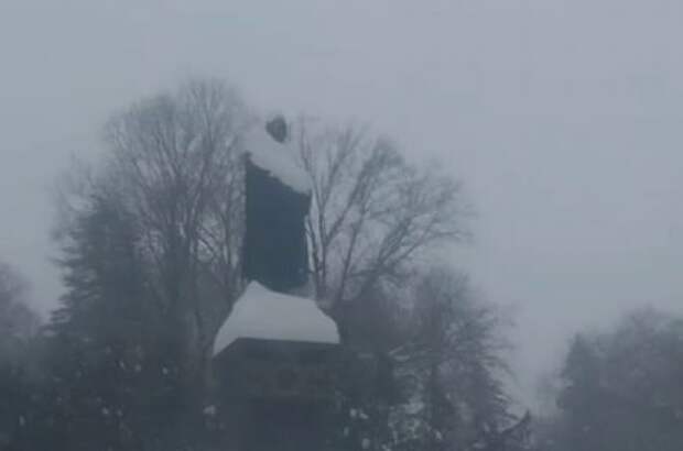 В Туле 7 января обильные снегопады украсили памятник Вересаеву