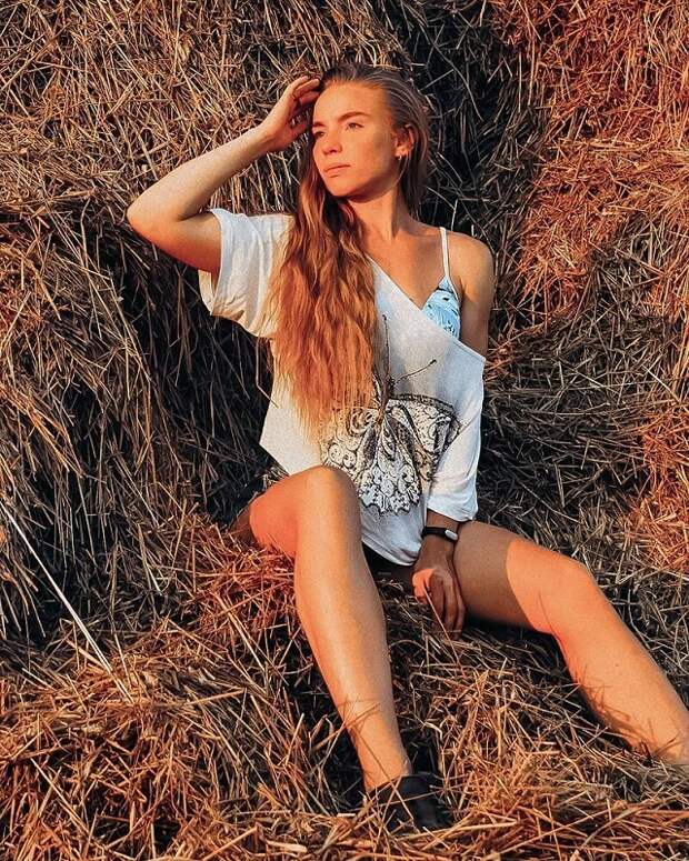 Новая популярная локация среди любительниц Instagram - сеновал (23 фото)
