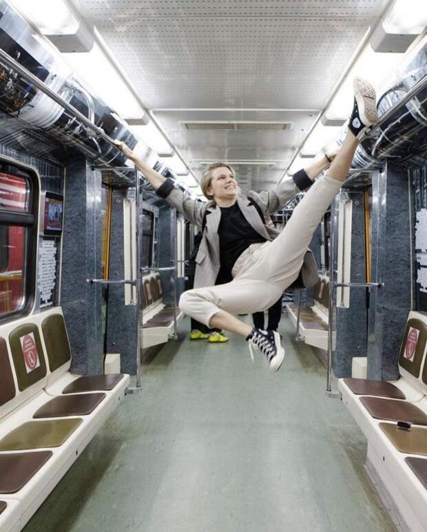Александр Петров и Стася Милославская отметили запуск тематического поезда в московском метро