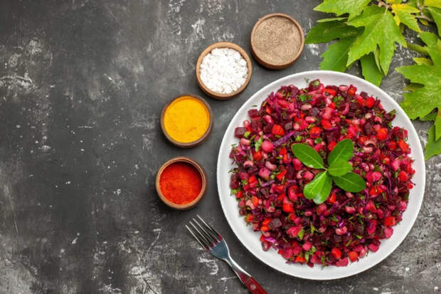 Идеальный винегрет: запекаем, маринуем лук и «запечатываем» свеклу маслом