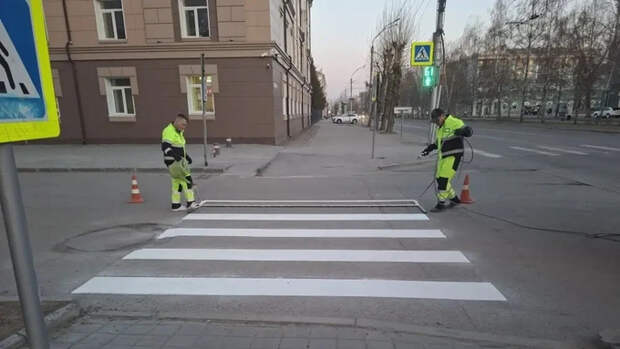 В Барнауле начали наносить новую дорожную разметку
