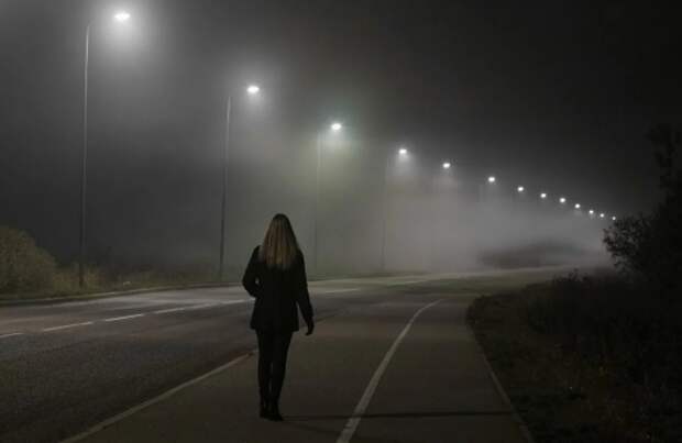 Куда идут ночью одинокие люди по трассе?
