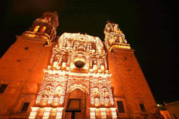 Собор Базилика де ла Асунсьон де Мария де Сакатекас является католической церковью и посвящен Богородице Успения, а главный фасад помещений известен как один из самых выдающихся примеров искусства барокко в Мексике.