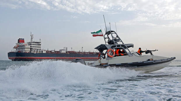 КСИР задержал два судна за попытку нелегально пройти Ормузский пролив