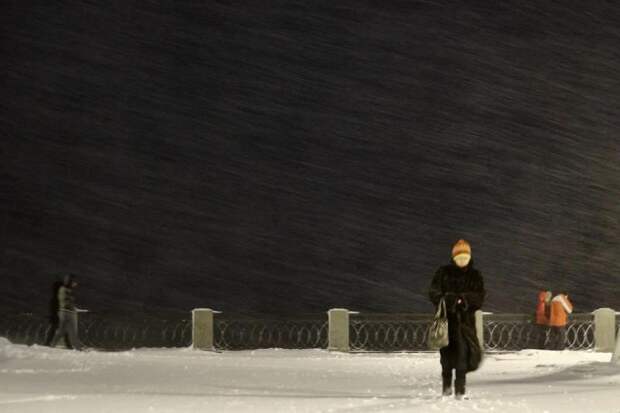 Бегущие на работу через полуметровые сугробы жители Подмосковья попали на видео