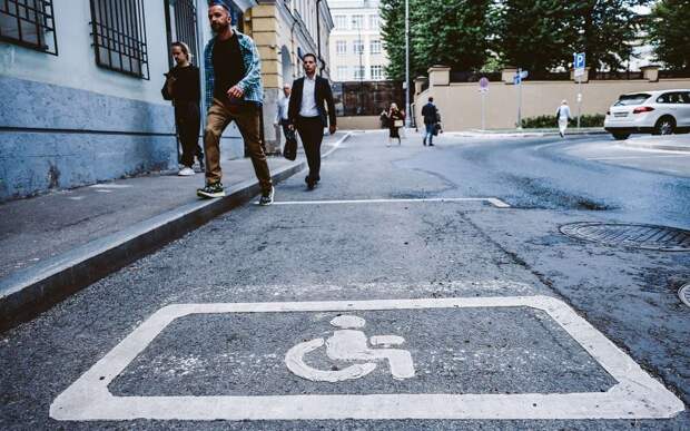 Требования к организации парковок для инвалидов хотят упростить